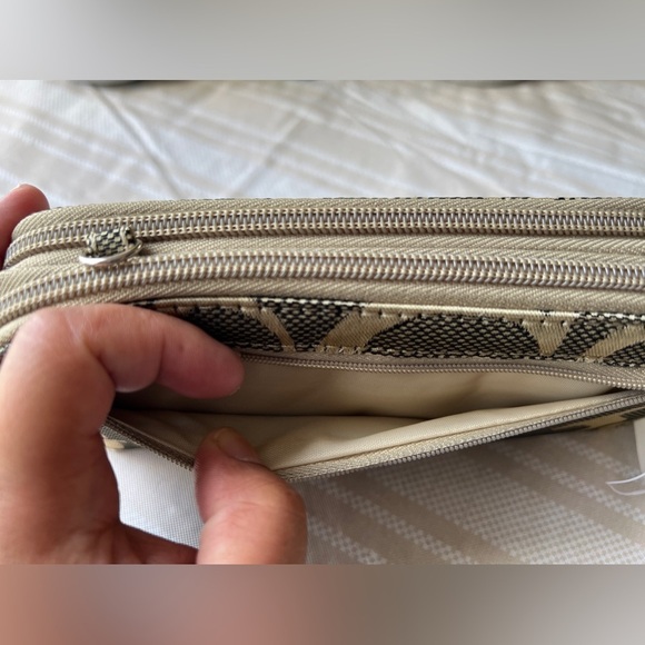 Gold “G” crossbody/wallet - Picture 2 of 12